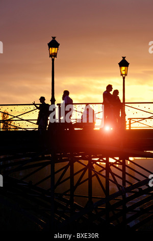 Europe, France, Paris (75), Pont des arts au coucher du soleil Banque D'Images