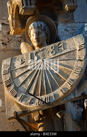 Ange avec cadran solaire à partir de la Cathédrale Notre Dame, Chartres Banque D'Images
