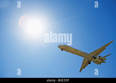 Vol d'un avion dans le ciel Banque D'Images