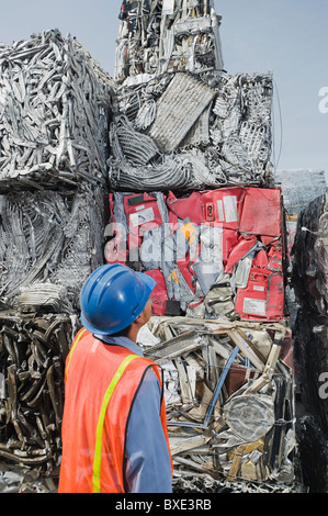 Au travailleur de l'usine de recyclage Banque D'Images