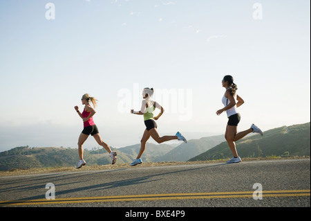 Porteur de la formation sur bord d'une route Banque D'Images