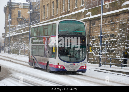 bus dans la neige Banque D'Images