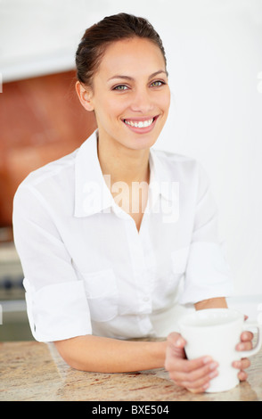 Woman drinking coffee Banque D'Images