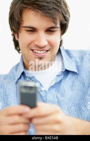 Handsome man texting Banque D'Images