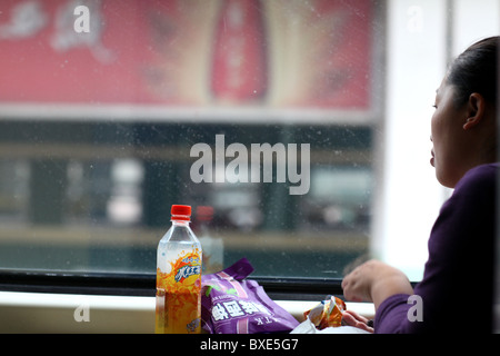 Passager sur le Qinghai - Xizang train, le chemin de fer le plus élevé du monde, ici entre Chengdu et Lhassa, Tibet. Banque D'Images