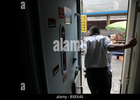 Passager sur le Qinghai - Xizang train, le chemin de fer le plus élevé du monde, ici entre Chengdu et Lhassa, Tibet. Banque D'Images