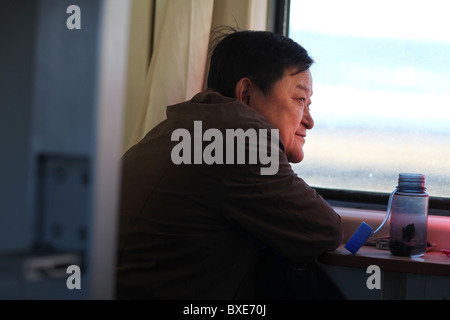 Sur le passager chinois Xizang Qinghai - train, le chemin de fer le plus élevé du monde, ici entre Chengdu et Lhassa, Tibet. Banque D'Images