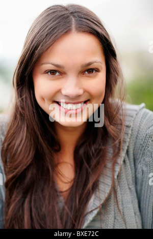 Smiling attractive brunette woman Banque D'Images