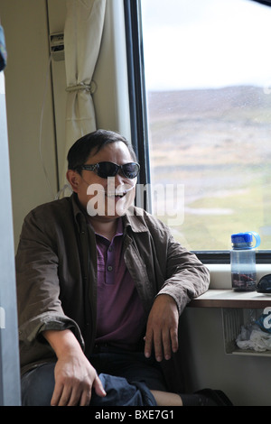 L'oxygène sur la respiration des passagers le Qinghai - Xizang train, le chemin de fer le plus élevé du monde, ici entre Chengdu et Lhassa, Tibet. Banque D'Images