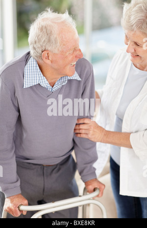 Senior woman aider homme avec un walker Banque D'Images