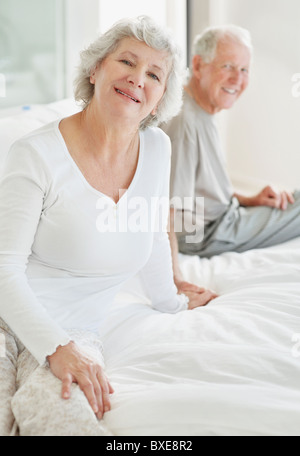 Ambiance senior couple sitting on bed Banque D'Images