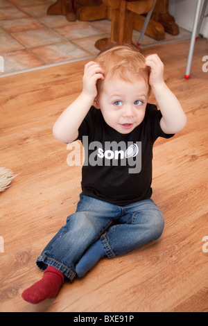 Bébé garçon de 20 mois portant un t-shirt noir, Hampshire, Angleterre, Royaume-Uni. Banque D'Images