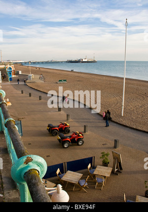 Front de mer de Brighton Beach et de la jetée de Brighton Sussex England Europe d'hiver Banque D'Images
