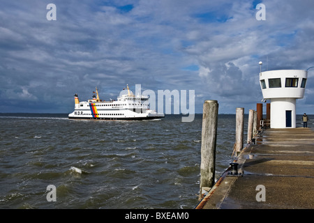 Dampfschiffs-Reederei Wyker traversier de passagers et de voitures Frise du Nord près de port de Dagebüll en Allemagne Banque D'Images