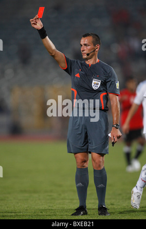 Arbitre Ivan Bebek affiche une carte rouge et éjecte du Paraguay de 2009 Ronald Huth un U-20 World Cup soccer match contre l'Egypte Banque D'Images