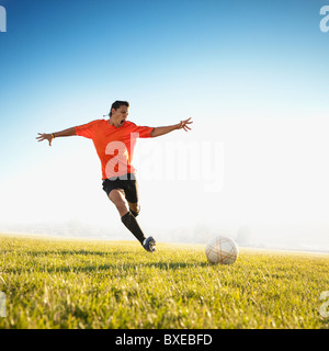 Soccer player Kicking the ball Banque D'Images