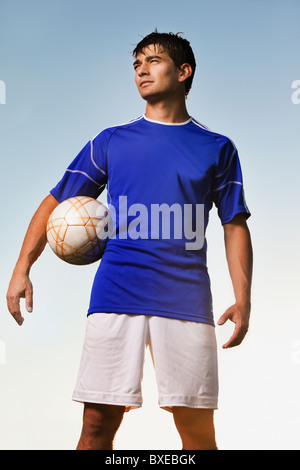 Soccer player holding ball Banque D'Images