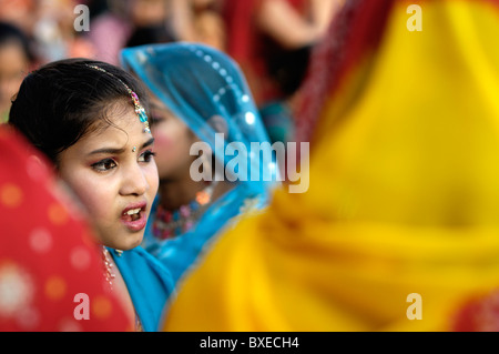 Femmes célèbre Ganguar en s'habillant au mieux de leurs saris et organiser la danse et la musique traditionnelles. Banque D'Images