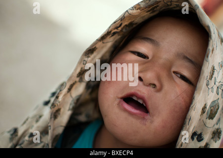 Un portrait d'une jeune fille du village de Zongla, un petit village isolé dans les immensités du Ladakh. Banque D'Images