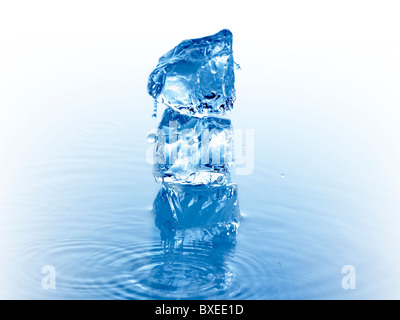 Pile de cubes de glace dans l'eau Banque D'Images