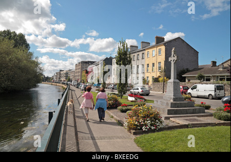 Les piétons circulant le long de New Quay, à côté de la rivière Suir, Clonmel, comté de Tipperary, Irlande (Eire). Banque D'Images