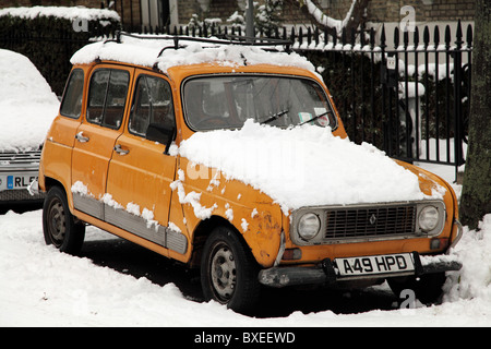 Une vieille voiture couverte de neige. Londres Banque D'Images