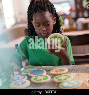 Young Girl baking cookies Banque D'Images