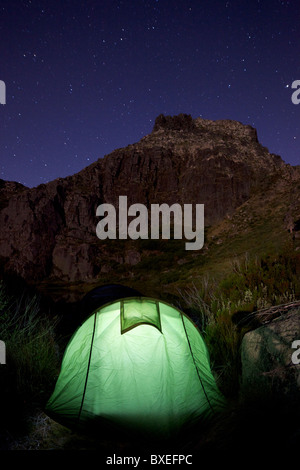 Camping près de Cantaros lagoon avec cantaro gordo et montagne nuit étoile Banque D'Images