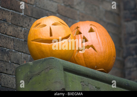 Jack-o-lanternes sur Bannister Banque D'Images