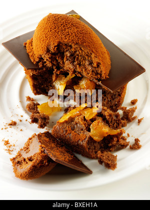 Gâteau au chocolat de conception moderne avec une éponge et garniture au chocolat, recouvert de poudre de cacao Banque D'Images