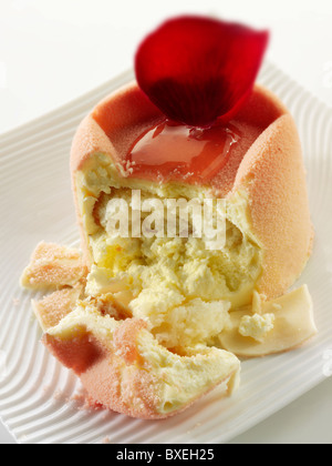 Gâteau au chocolat blanc moderne conçu avec une éponge et de cas de remplissage de fraise, recouvert de poudre de chocolat blanc rose Banque D'Images