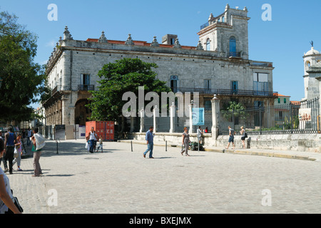 Les gens qui marchent dans la rue, La Havane, Cuba, octobre 2010 Banque D'Images