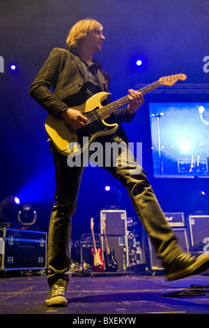 Guitare Diego Arrigoni, Modà en concert, Palasharp, Milan, Italie (du 18.12.2010) Banque D'Images