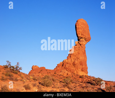 Balanced Rock tôt le matin soleil, Arches National Park, Utah, USA Banque D'Images