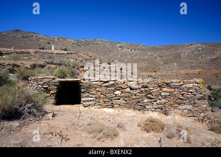 Il reste d'une ancienne maison en pierre près de Kardiani, sur l'île de Tinos Cyclades grecques. Banque D'Images