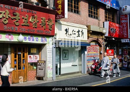 Scène de rue à Insadong, district de Séoul, Corée du Sud Banque D'Images