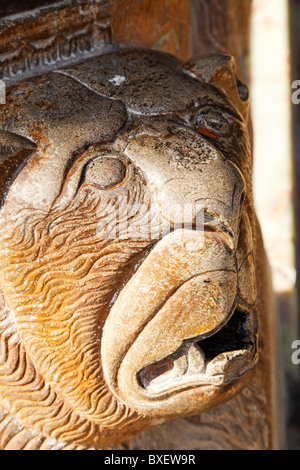 Détail d'une sculpture de lion à la base d'une colonne de th Chehel Sutun, un pavillon safavide, Ispahan, Iran Banque D'Images