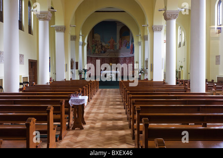 L'intérieur des années 1930, construit l'église catholique Saint-laurent dans la région de Feltham, Londres. Banque D'Images