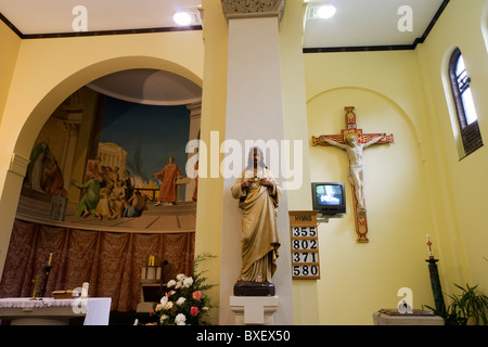 Jésus sur la croix avec écran plat à l'intérieur de l'église catholique Saint-laurent dans la région de Feltham, Londres. Banque D'Images