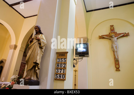 Jésus sur la croix avec écran plat à l'intérieur de l'église catholique Saint-laurent dans la région de Feltham, Londres. Banque D'Images