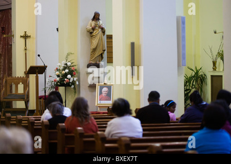 Prêtre donne des bénédictions pendant la messe quotidienne à l'église catholique Saint-laurent de Feltham, Londres. Banque D'Images