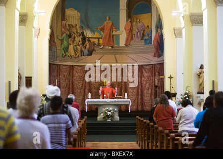 Prêtre donne des bénédictions pendant la messe quotidienne à l'église catholique Saint-laurent de Feltham, Londres. Banque D'Images