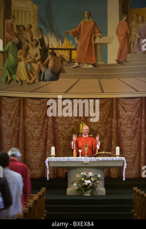 Prêtre donne des bénédictions pendant la messe à l'église catholique Saint-laurent dans la région de Feltham, Londres. Banque D'Images