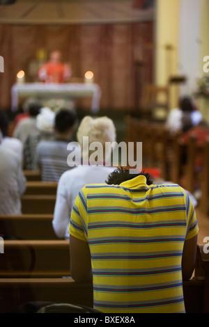 Prêtre donne des bénédictions pendant la messe quotidienne à l'église catholique Saint-laurent de Feltham, Londres. Banque D'Images