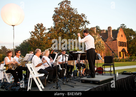 L'orchestre de chambre de Charleston effectue un concert en soirée à l'historique Middleton Place Plantation Charleston, SC. Banque D'Images