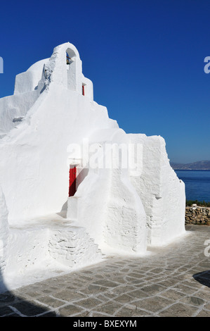 Mykonos. La Grèce. L'église de Panagia Paraportiani blanchis à la chaux, dans la région de Kastro Chora. Banque D'Images