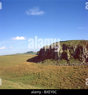 Voir le long du parcours du Mur d'Hadrien, avec des rochers de Peel & Steel Rigg au premier plan, Northumberland, England, UK Banque D'Images