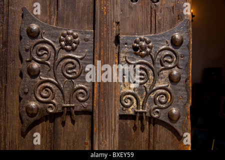 Sur la ferronnerie les portes du Palais de la reine Marie de Roumanie à Balchik, Bulgarie Banque D'Images