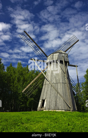Une verticale de l'image d'un grand vieux moulin à vent en bois, typique pour l'Europe du Nord. Banque D'Images