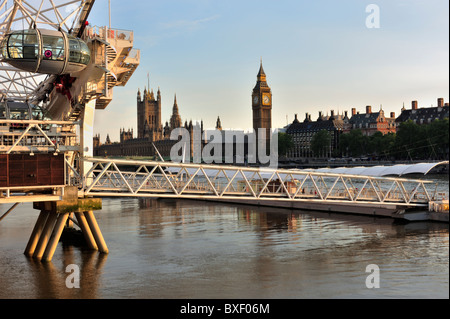 LONDRES, Royaume-Uni - 27 JUIN 2010 : London Eye avec les chambres du Parlement et Big Ben en arrière-plan Banque D'Images